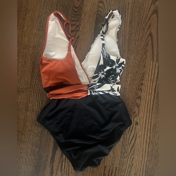 Sanctuary one piece swimsuit w/flattering plunge front, belt, faux wrap, size M - Picture 5 of 5